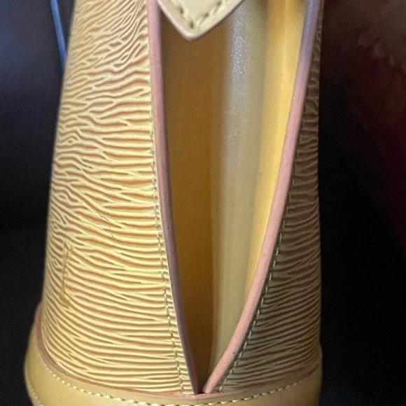 Elegant Louis Vuitton Epi Saint Jacques Tote Bag - Picture 5 of 12